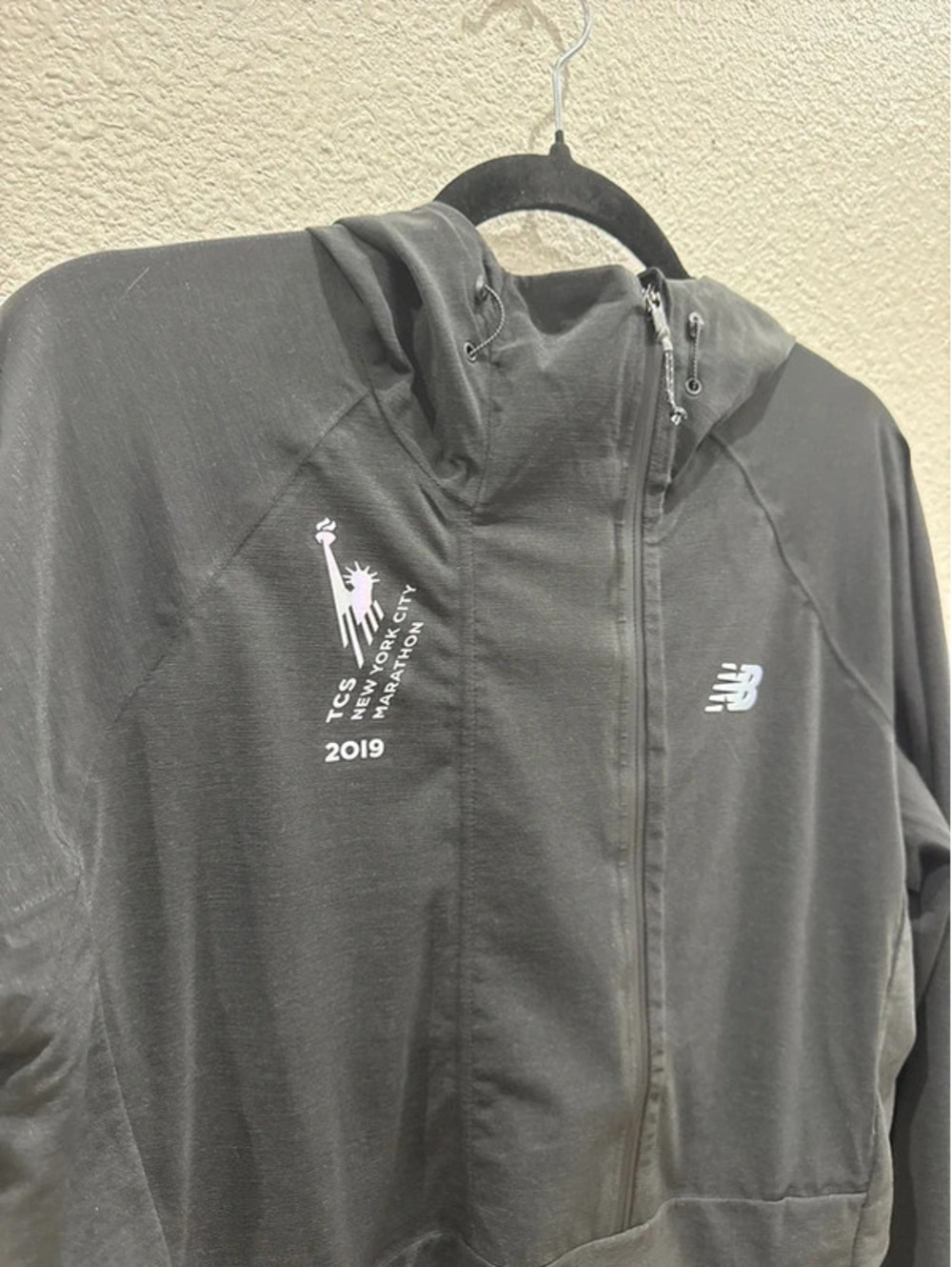 New Balance 2019 TCS New York City Marathon "Anticipate" Anorak Jacket - Picture 2 of 7